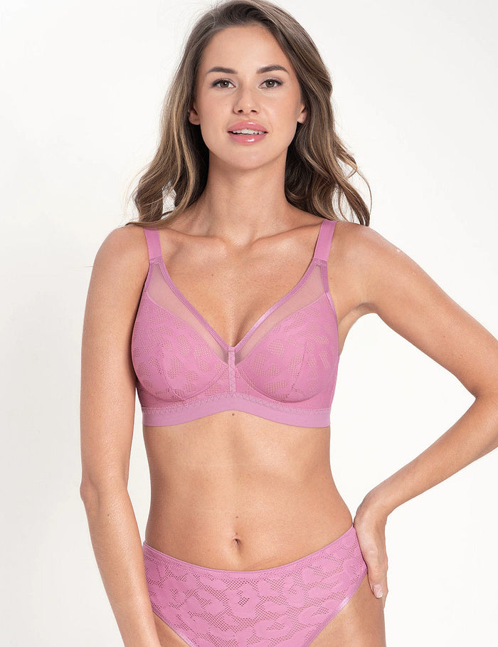 Alex A540 Semi-soft bh

Semi-soft bh, deels voorgevormde cups, online kopen, ondercup licht verstevigd, half verstevigd onderste deel, subtiele ondersteuning, beugel, modellerend effect , mix van comfort en ondersteuning, exclusieve lingerie, luxe lingerie, kanten bh, goede pasvorm, grote cupmaten, Beata lingerie, Europese merken, uniek, stijlvol, tijdloos, roze
