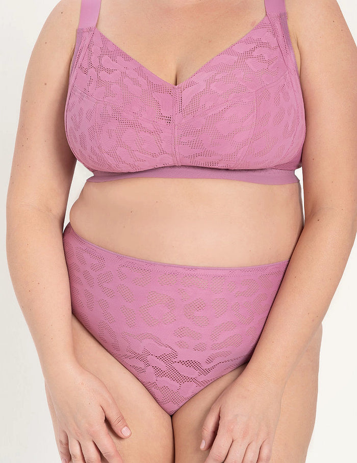 Alex B500 Slip

Slip, dames slip, damesondergoed, luxe slip, comfortabele slip, fijne pasvorm, elastische slip met luxe afwerking, zachte onderbroek, sexy ondergoed, katoen kruisje, kant details, dames slip met optimale bewegingsvrijheid, slip voor dames in de maat S, M, L, XL, 2XL, 3XL, online kopen, Beata lingerie, vrouwelijke slip, Europese merken, exclusieve lingerie, luxe lingerie, uniek, stijlvol, tijdloos, roze