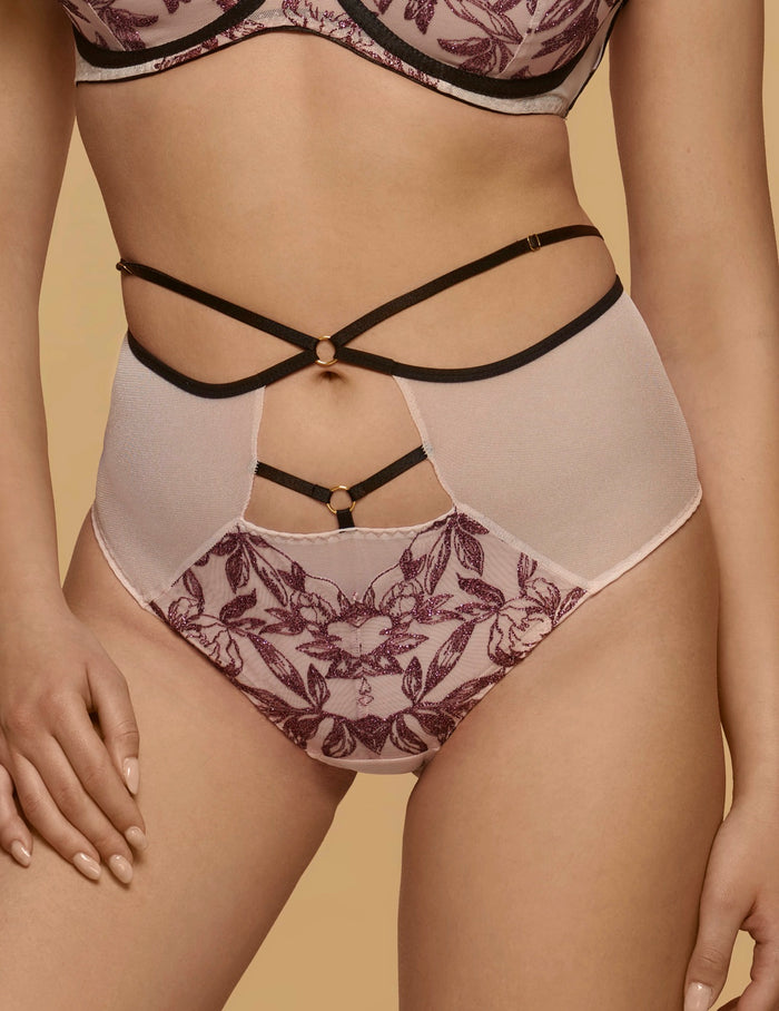 Avril Hoge String

String, hoge string, dames string, damesondergoed, luxe string, comfortabele string, fijne pasvorm, elastische string met luxe afwerking, zachte onderbroek, sexy ondergoed, katoen kruisje, kant details, dames string met optimale bewegingsvrijheid, string voor dames in de maat S, M, L, XL, 2XL, 3XL, online kopen, Beata lingerie, vrouwelijke string, Europese merken, exclusieve lingerie, luxe lingerie, uniek, stijlvol, tijdloos, roze
