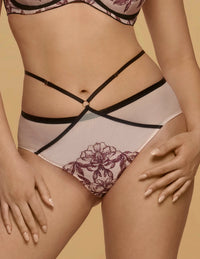 Avril Klassieke slip

Klassieke slip, dames slip, damesondergoed, luxe klassieke slip, comfortabele klassieke slip, fijne pasvorm, elastische slip met luxe afwerking, zachte onderbroek, sexy ondergoed, katoen kruisje, kant details, dames slip met optimale bewegingsvrijheid, slip voor dames in de maat S, M, L, XL, 2XL, 3XL, online kopen, Beata lingerie, vrouwelijke slip, Europese merken, exclusieve lingerie, luxe lingerie, uniek, stijlvol, tijdloos, roze
