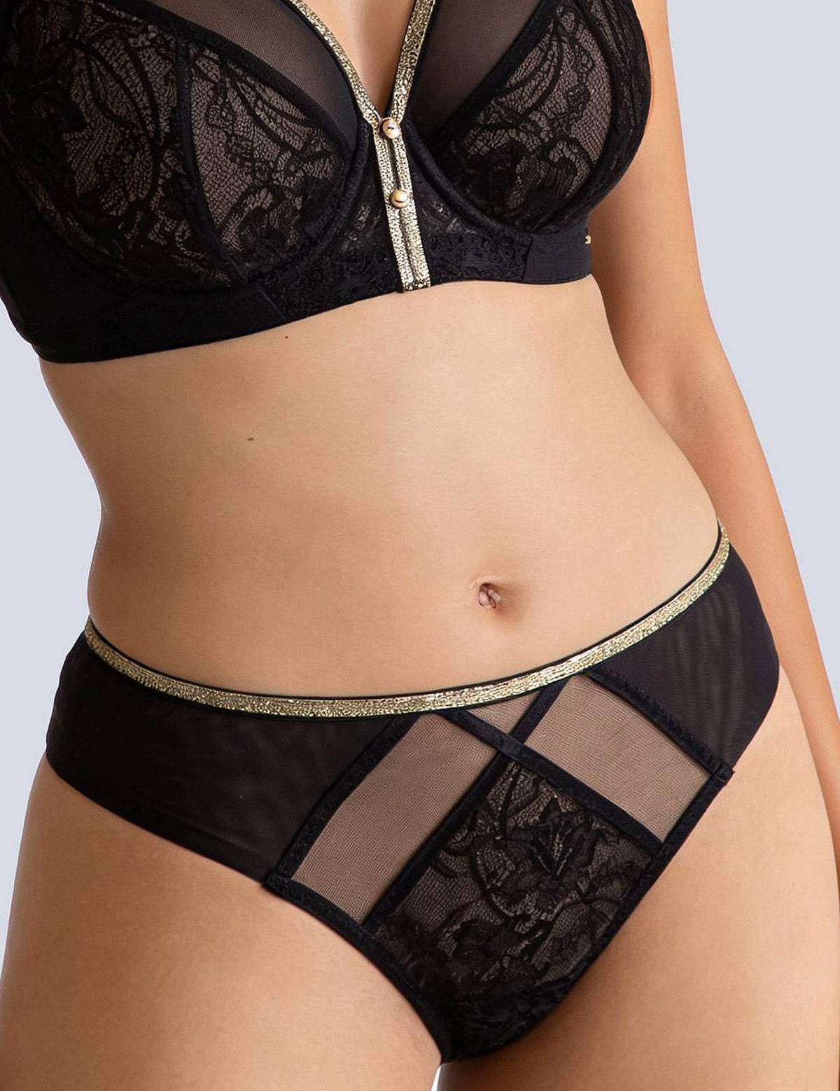 Chiara gold zwart-goud Braziliaanse slip

Brazilian slip, braziliadames slip, damesondergoed, luxe brazilian slip, comfortabele brazilian slip, fijne pasvorm, elastische slip met luxe afwerking, zachte onderbroek, sexy ondergoed, katoen kruisje, kant details, dames slip met optimale bewegingsvrijheid, brazilian slip voor dames in de maat S, M, L, XL, 2XL, 3XL, online kopen, Beata lingerie, vrouwelijke brazilian slip, Europese merken, exclusieve lingerie, luxe lingerie, uniek, stijlvol, tijdloos, zwart-goud
