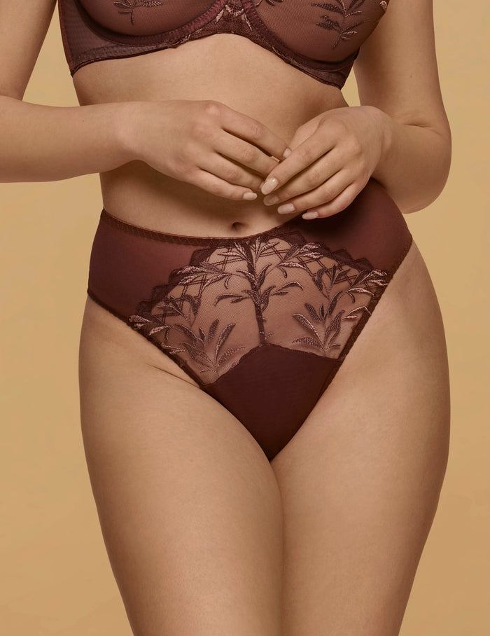 Choco String

String, dames string, damesondergoed, luxe string, comfortabele string, fijne pasvorm, elastische string met luxe afwerking, zachte onderbroek, sexy ondergoed, katoen kruisje, kant details, dames string met optimale bewegingsvrijheid, string voor dames in de maat S, M, L, XL, 2XL, 3XL, online kopen, Beata lingerie, vrouwelijke string, Europese merken, exclusieve lingerie, luxe lingerie, uniek, stijlvol, tijdloos, bruin
