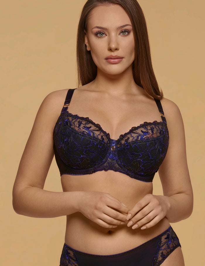 Cobalt blauw K24 Semi-soft bh

Semi-soft bh, deels voorgevormde cups, online kopen, ondercup licht verstevigd, half verstevigd onderste deel, subtiele ondersteuning, beugel, modellerend effect, mix van comfort en ondersteuning, exclusieve lingerie, luxe lingerie, kanten bh, goede pasvorm, grote cupmaten, Beata lingerie, Europese merken, uniek, stijlvol, tijdloos
