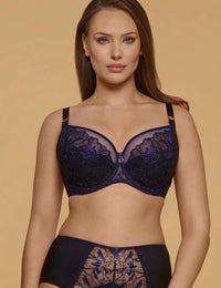 Cobalt blauw K37 Semi-soft bh

Semi-soft bh, deels voorgevormde cups, online kopen, ondercup licht verstevigd, half verstevigd onderste deel, subtiele ondersteuning, beugel, modellerend effect, mix van comfort en ondersteuning, exclusieve lingerie, luxe lingerie, kanten bh, goede pasvorm, grote cupmaten, Beata lingerie, Europese merken, uniek, stijlvol, tijdloos, blauw
