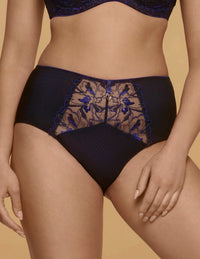 Cobalt blauw Maxi slip

Hoge slip, hoge tailleslip, grote maten, corrigerende slip, dames slip, damesondergoed, fijne pasvorm, katoen kruisje, kant details, online kopen, vrouwelijke slip, Europese merken, elastische slip met luxe afwerking, zachte ondersteuning, elegante afwerking, Beata lingerie, luxe lingerie online, uniek, stijlvol, tijdloos
