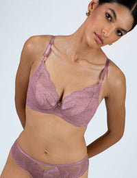 Essenza roze Push-up bh

Push-up bh, bh met opvulling, voller decolleté, bh met push-up pads, online push-up bh kopen, push-up bh met geïntegreerde kussentjes, sexy bh die decolleté accentueert, push-up bh voor kleine en middelgrote borsten, bh die de buste lift en centreert, verleidelijke look, volume gevend met diepe uitsnijding, comfortabel push-up bh, exclusieve lingerie, luxe lingerie, exclusieve push-up bh met beugel, Beata lingerie, Europese merken, uniek, stijlvol, tijdloos, roze
