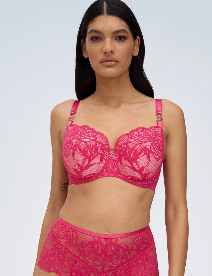 Euphoric Semi-soft bh

Semi-soft bh, deels voorgevormde cups, online kopen, ondercup licht verstevigd, half verstevigd onderste deel, subtiele ondersteuning, beugel, modellerend effect , mix van comfort en ondersteuning, exclusieve lingerie, luxe lingerie, kanten bh, goede pasvorm, grote cupmaten, Beata lingerie, Europese merken, uniek, stijlvol, tijdloos, roze
