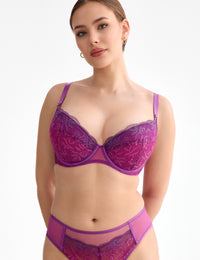 Fiora B214 Push-up bh

Push-up bh, bh met opvulling, voller decolleté, bh met push-up pads, online push-up bh kopen, push-up bh met geïntegreerde kussentjes, sexy bh die decolleté accentueert, push-up bh voor kleine en middelgrote borsten, bh die de buste lift en centreert, verleidelijke look, volume gevend met diepe uitsnijding, comfortabel push-up bh, exclusieve lingerie, luxe lingerie, exclusieve push-up bh met beugel, Beata lingerie, Europese merken, uniek, stijlvol, tijdloos, fuchsia

