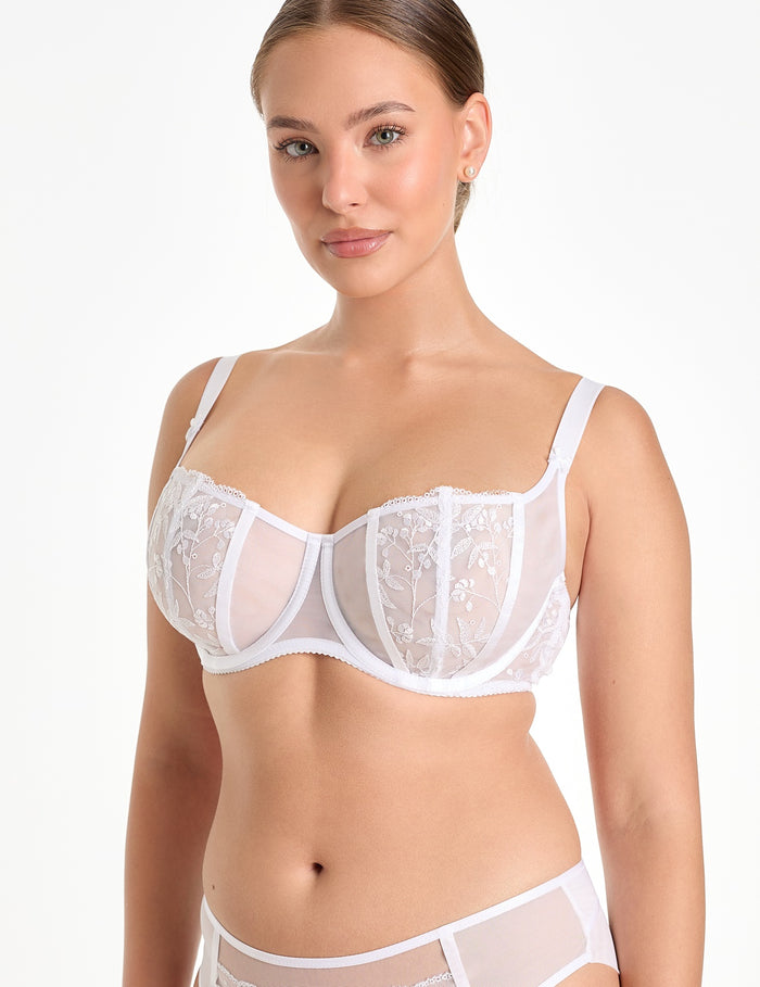 Fiora Soft balconette

Soft balconette, zachte cups, soft balconette online verkopen, afneembare bandjes, strapless,lichte beugel bh, cups voor natuurlijke vorm, cups zonder vulling, elegante bh kopen, sexy soft balconette met beugel, kanten balconette, subtiele decolleté, Beata lingerie, exclusieve lingerie, luxe lingerie, Europese merken, luchtige bh, comfortabel, grote cupmaten, stijlvol, uniek, tijdloos, wit

