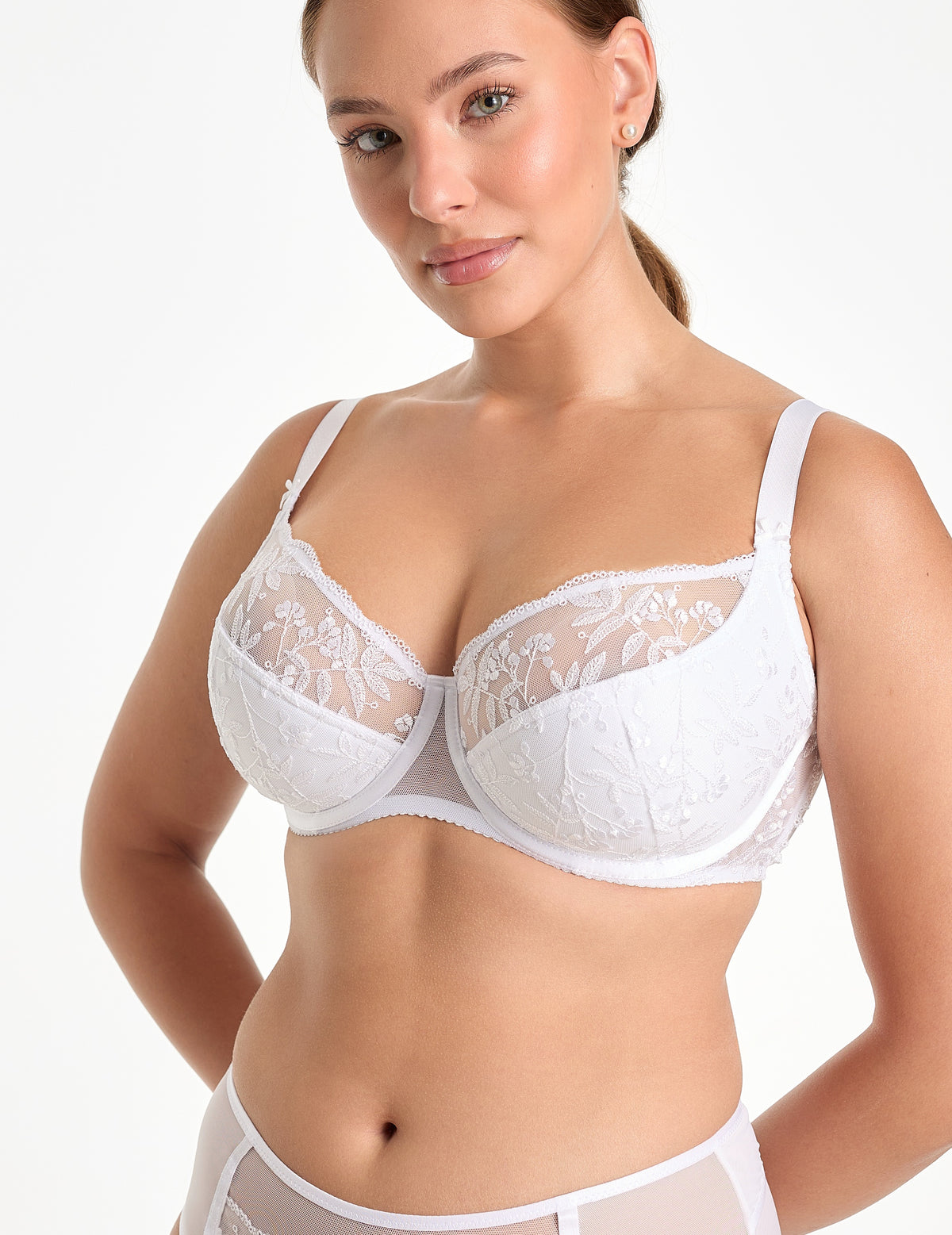 Fiora Semi-soft bh

Semi-soft bh, deels voorgevormde cups, online kopen, ondercup licht verstevigd, half verstevigd onderste deel, subtiele ondersteuning, beugel, modellerend effect , mix van comfort en ondersteuning, exclusieve lingerie, luxe lingerie, kanten bh, goede pasvorm, grote cupmaten, Beata lingerie, Europese merken, uniek, stijlvol, tijdloos, wit
