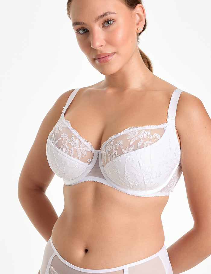 Fiora Semi-soft bh

Semi-soft bh, deels voorgevormde cups, online kopen, ondercup licht verstevigd, half verstevigd onderste deel, subtiele ondersteuning, beugel, modellerend effect , mix van comfort en ondersteuning, exclusieve lingerie, luxe lingerie, kanten bh, goede pasvorm, grote cupmaten, Beata lingerie, Europese merken, uniek, stijlvol, tijdloos, wit
