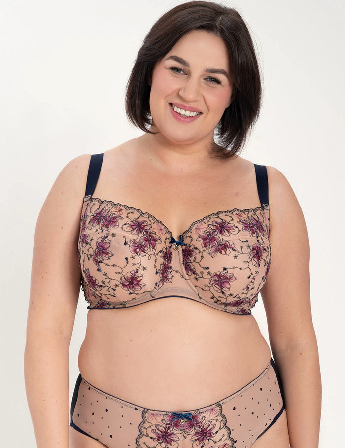 Frida Big Soft bh

Soft bh, big soft bh, zachte bh, zonder vulling, lichte bh, niet voorgevormde cups, beugel bh, niet gevulde bh, natuurlijk silhouet, zachte ondersteuning, comfortabele pasvorm, luxe lingerie, exclusieve lingerie, Europese merken, online soft bh kopen, kanten bh, grote cupmaten, Beata lingerie, uniek, stijlvol, tijdloos, blauw
