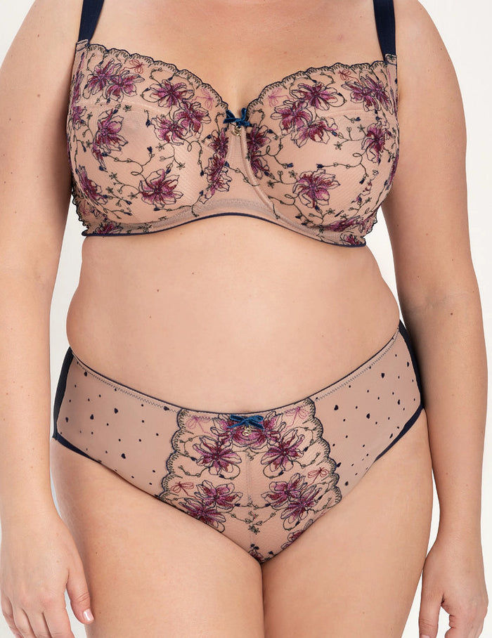 Frida B400 hoge slip

Hoge slip, hoge tailleslip, grote maten, corrigerende slip, dames slip, damesondergoed, fijne pasvorm, katoen kruisje, kant details, online kopen, vrouwelijke slip, Europese merken, elastische slip met luxe afwerking, zachte ondersteuning, elegante afwerking, Beata lingerie, luxe lingerie online, uniek, stijlvol, tijdloos, blauw