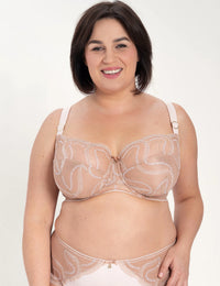 Indiana Big Soft bh

Soft bh, big soft, zachte bh, zonder vulling, lichte bh, niet voorgevormde cups, beugel bh, niet gevulde bh, natuurlijk silhouet, zachte ondersteuning, comfortabele pasvorm, luxe lingerie, exclusieve lingerie, Europese merken, online soft bh kopen, kanten bh, grote cupmaten, Beata lingerie, uniek, stijlvol, tijdloos, cappuccino
