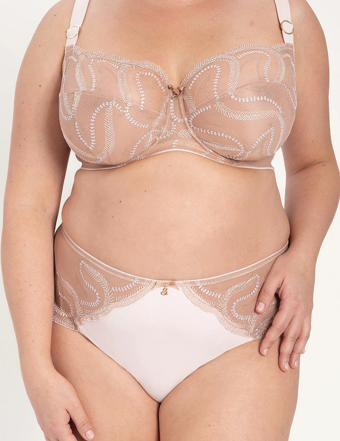 Indiana Klassieke slip

Klassieke slip, dames slip, damesondergoed, luxe klassieke slip, comfortabele klassieke slip, fijne pasvorm, elastische slip met luxe afwerking, zachte onderbroek, sexy ondergoed, katoen kruisje, kant details, dames slip met optimale bewegingsvrijheid, slip voor dames in de maat S, M, L, XL, 2XL, 3XL, online kopen, Beata lingerie, vrouwelijke slip, Europese merken, exclusieve lingerie, luxe lingerie, uniek, stijlvol, tijdloos, cappuccino
