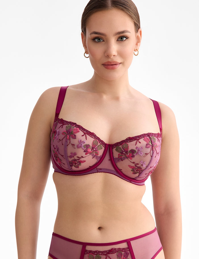 Karmela B139 Soft balconette

Soft balconette, zachte cups, soft balconette online verkopen, afneembare bandjes, strapless,lichte beugel bh, cups voor natuurlijke vorm, cups zonder vulling, elegante bh kopen, sexy soft balconette met beugel, kanten balconette, subtiele decolleté, Beata lingerie, exclusieve lingerie, luxe lingerie, Europese merken, luchtige bh, comfortabel, grote cupmaten, stijlvol, uniek, tijdloos, paars
