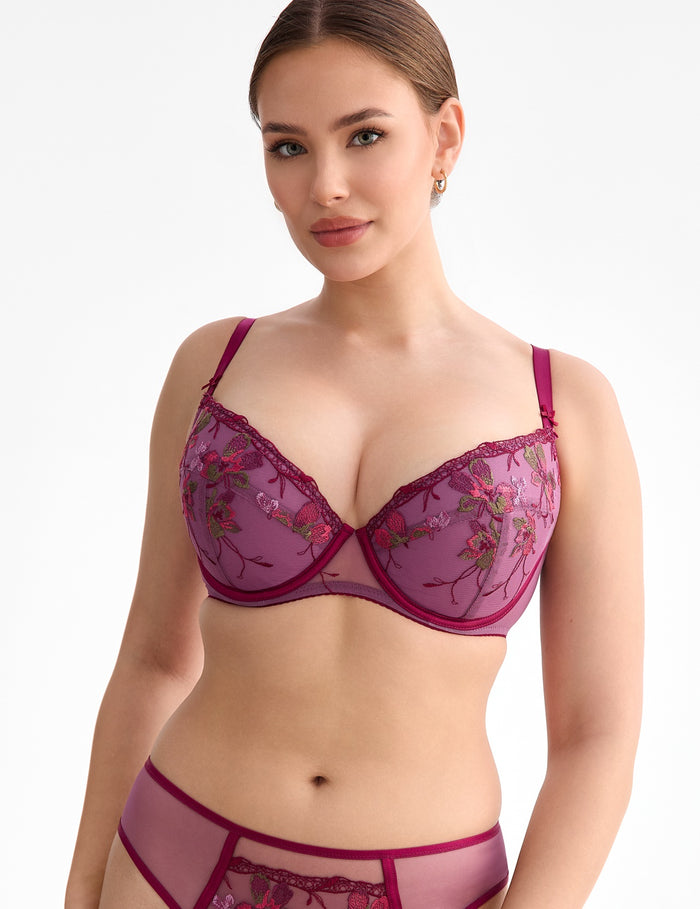 Karmela B214 Push-up bh

Push-up bh, bh met opvulling, voller decolleté, bh met push-up pads, online push-up bh kopen, push-up bh met geïntegreerde kussentjes, sexy bh die decolleté accentueert, push-up bh voor kleine en middelgrote borsten, bh die de buste lift en centreert, verleidelijke look, volume gevend met diepe uitsnijding, comfortabel push-up bh, exclusieve lingerie, luxe lingerie, exclusieve push-up bh met beugel, Beata lingerie, Europese merken, uniek, stijlvol, tijdloos, paars
