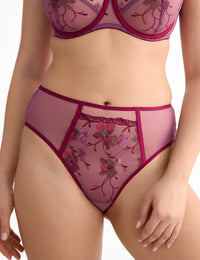 Karmela C125 hoge slip

Hoge slip, hoge tailleslip, grote maten, corrigerende slip, dames slip, damesondergoed, fijne pasvorm, katoen kruisje, kant details, online kopen, vrouwelijke slip, Europese merken, elastische slip met luxe afwerking, zachte ondersteuning, elegante afwerking, Beata lingerie, luxe lingerie online, uniek, stijlvol, tijdloos, paars
