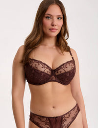 Kira B150 Semi-soft bh

Semi-soft bh, deels voorgevormde cups, online kopen, ondercup licht verstevigd, half verstevigd onderste deel, subtiele ondersteuning, beugel, modellerend effect , mix van comfort en ondersteuning, exclusieve lingerie, luxe lingerie, kanten bh, goede pasvorm, grote cupmaten, Beata lingerie, Europese merken, uniek, stijlvol, tijdloos, bruin
