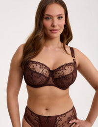 Kira Soft bh

Soft bh, zachte bh, zonder vulling, lichte bh, niet voorgevormde cups, beugel bh, niet gevulde bh, natuurlijk silhouet, zachte ondersteuning, comfortabele pasvorm, luxe lingerie, exclusieve lingerie, Europese merken, online soft bh kopen, kanten bh, grote cupmaten, Beata lingerie, uniek, stijlvol, tijdloos, bruin
