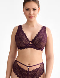 Maribel B862 Soft balconette

Soft balconette, zachte cups, soft balconette online verkopen, afneembare bandjes, strapless,lichte beugel bh, cups voor natuurlijke vorm, cups zonder vulling, elegante bh kopen, sexy soft balconette met beugel, kanten balconette, subtiele decolleté, Beata lingerie, exclusieve lingerie, luxe lingerie, Europese merken, luchtige bh, comfortabel, grote cupmaten, stijlvol, uniek, tijdloos, paars
