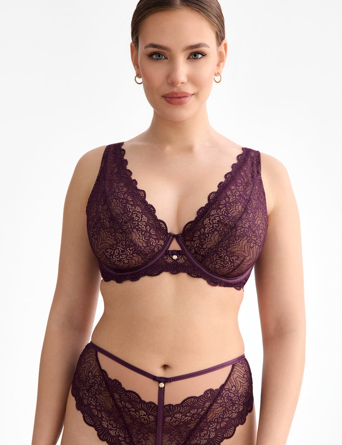 Maribel B862 Soft balconette

Soft balconette, zachte cups, soft balconette online verkopen, afneembare bandjes, strapless,lichte beugel bh, cups voor natuurlijke vorm, cups zonder vulling, elegante bh kopen, sexy soft balconette met beugel, kanten balconette, subtiele decolleté, Beata lingerie, exclusieve lingerie, luxe lingerie, Europese merken, luchtige bh, comfortabel, grote cupmaten, stijlvol, uniek, tijdloos, paars
