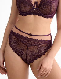 Maribel C125 Maxi slip

Hoge slip, hoge tailleslip, grote maten, corrigerende slip, dames slip, damesondergoed, fijne pasvorm, katoen kruisje, kant details, online kopen, vrouwelijke slip, Europese merken, elastische slip met luxe afwerking, zachte ondersteuning, elegante afwerking, Beata lingerie, luxe lingerie online, uniek, stijlvol, tijdloos, paars
