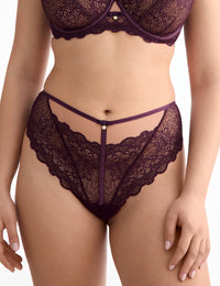 Maribel C220  Hoge String

String, hoge string, dames string, damesondergoed, luxe string, comfortabele string, fijne pasvorm, elastische string met luxe afwerking, zachte onderbroek, sexy ondergoed, katoen kruisje, kant details, dames string met optimale bewegingsvrijheid, string voor dames in de maat S, M, L, XL, 2XL, 3XL, online kopen, Beata lingerie, vrouwelijke string, Europese merken, exclusieve lingerie, luxe lingerie, uniek, stijlvol, tijdloos, paars
