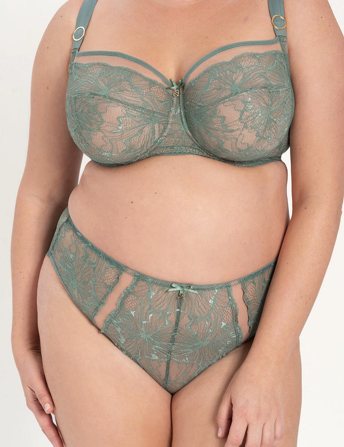 Mila B400 hoge slip

Hoge slip, maxi slip, hoge tailleslip, grote maten, corrigerende slip, dames slip, damesondergoed, fijne pasvorm, katoen kruisje, kant details, online kopen, vrouwelijke slip, Europese merken, elastische slip met luxe afwerking, zachte ondersteuning, elegante afwerking, Beata lingerie, luxe lingerie online, uniek, stijlvol, tijdloos, groen
