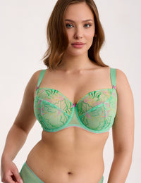 Milagros groen B171 Big Soft bh

Soft bh, big soft bh, zachte bh, zonder vulling, lichte bh, niet voorgevormde cups, beugel bh, niet gevulde bh, natuurlijk silhouet, zachte ondersteuning, comfortabele pasvorm, luxe lingerie, exclusieve lingerie, Europese merken, online soft bh kopen, kanten bh, grote cupmaten, Beata lingerie, uniek, stijlvol, tijdloos, groen
