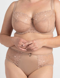 Mona B400 Slip

Slip, dames slip, damesondergoed, luxe slip, comfortabele slip, fijne pasvorm, elastische slip met luxe afwerking, zachte onderbroek, sexy ondergoed, katoen kruisje, kant details, dames slip met optimale bewegingsvrijheid, slip voor dames in de maat S, M, L, XL, 2XL, 3XL, online kopen, Beata lingerie, vrouwelijke slip, Europese merken, exclusieve lingerie, luxe lingerie, uniek, stijlvol, tijdloos, cappuccino
