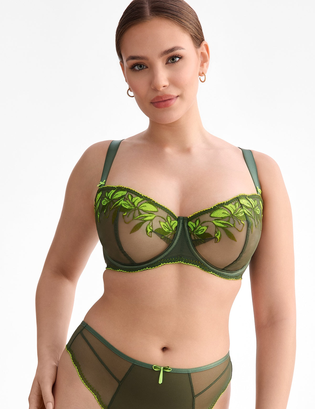 Olivia B139 Soft balconette

Soft balconette, zachte cups, soft balconette online verkopen, afneembare bandjes, strapless,lichte beugel bh, cups voor natuurlijke vorm, cups zonder vulling, elegante bh kopen, sexy soft balconette met beugel, kanten balconette, subtiele decolleté, Beata lingerie, exclusieve lingerie, luxe lingerie, Europese merken, luchtige bh, comfortabel, grote cupmaten, stijlvol, uniek, tijdloos, groen
