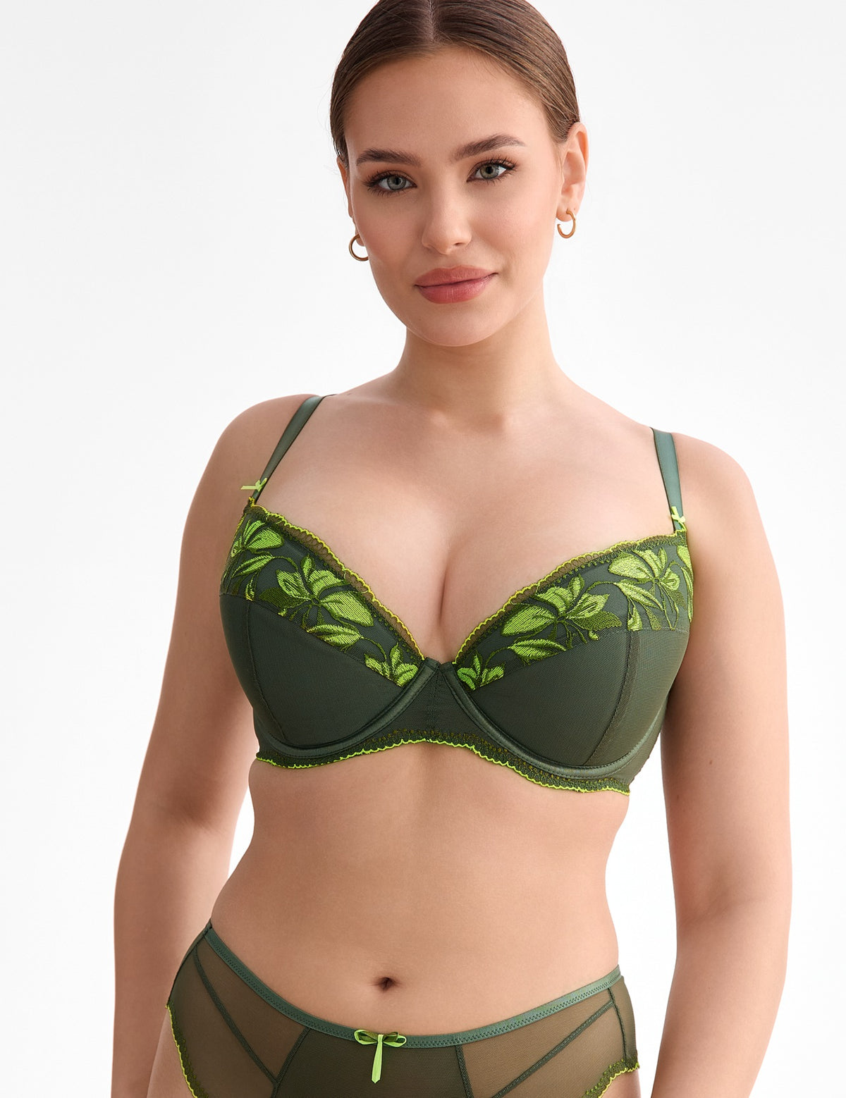 Olivia B214 Push-up bh

Push-up bh, bh met opvulling, voller decolleté, bh met push-up pads, online push-up bh kopen, push-up bh met geïntegreerde kussentjes, sexy bh die decolleté accentueert, push-up bh voor kleine en middelgrote borsten, bh die de buste lift en centreert, verleidelijke look, volume gevend met diepe uitsnijding, comfortabel push-up bh, exclusieve lingerie, luxe lingerie, exclusieve push-up bh met beugel, Beata lingerie, Europese merken, uniek, stijlvol, tijdloos, groen
