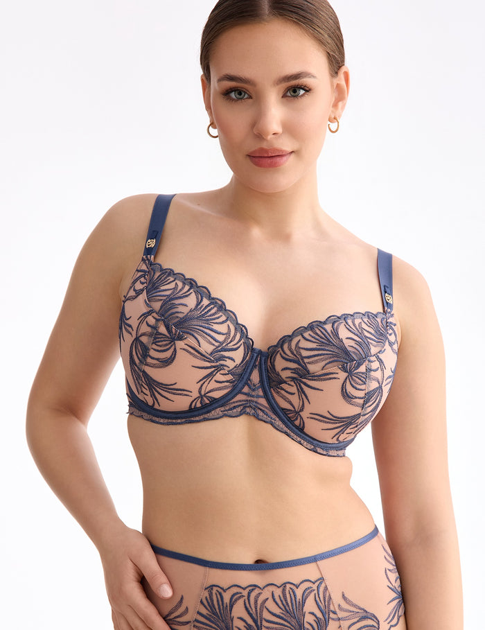 Palmer B150 Semi-soft bh

Semi-soft bh, deels voorgevormde cups, online kopen, ondercup licht verstevigd, half verstevigd onderste deel, subtiele ondersteuning, beugel, modellerend effect , mix van comfort en ondersteuning, exclusieve lingerie, luxe lingerie, kanten bh, goede pasvorm, grote cupmaten, Beata lingerie, Europese merken, uniek, stijlvol, tijdloos, blauw
