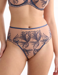 Palmer C125 Hoge slip

Hoge slip, hoge tailleslip, grote maten, corrigerende slip, dames slip, damesondergoed, fijne pasvorm, katoen kruisje, kant details, online kopen, vrouwelijke slip, Europese merken, elastische slip met luxe afwerking, zachte ondersteuning, elegante afwerking, Beata lingerie, luxe lingerie online, uniek, stijlvol, tijdloos, blauw
