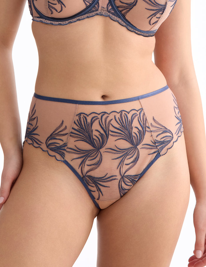 Palmer C125 Hoge slip

Hoge slip, hoge tailleslip, grote maten, corrigerende slip, dames slip, damesondergoed, fijne pasvorm, katoen kruisje, kant details, online kopen, vrouwelijke slip, Europese merken, elastische slip met luxe afwerking, zachte ondersteuning, elegante afwerking, Beata lingerie, luxe lingerie online, uniek, stijlvol, tijdloos, blauw

