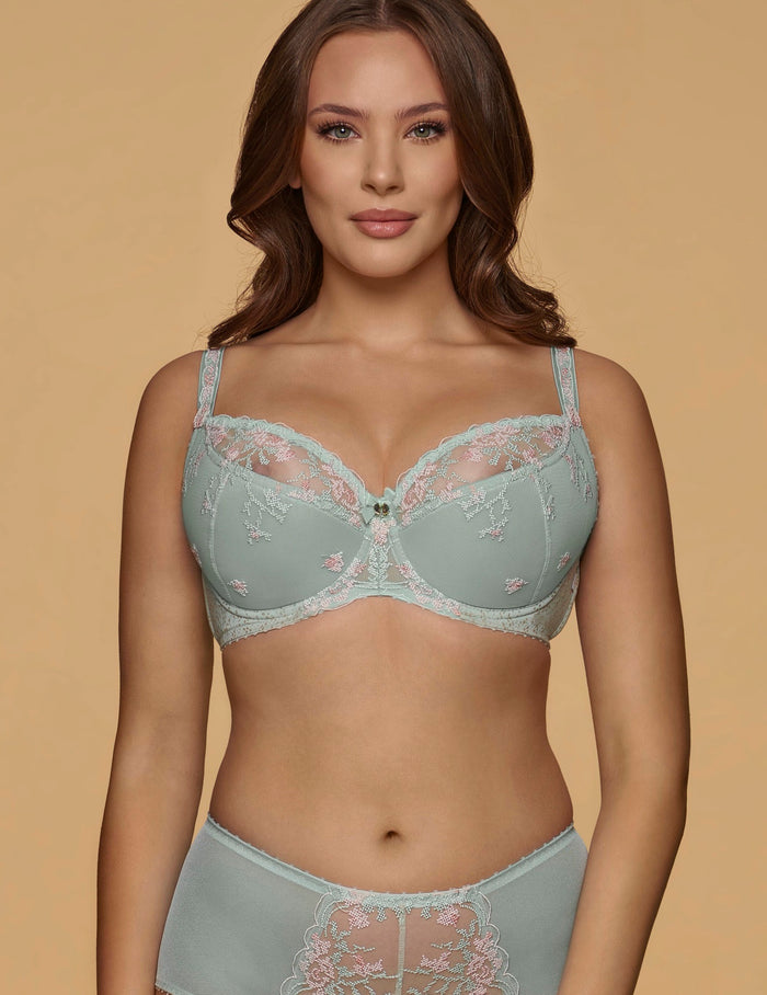 Pistacia K24 Semi-soft bh
Semi-soft bh, deels voorgevormde cups, online kopen, ondercup licht verstevigd, half verstevigd onderste deel, subtiele ondersteuning, beugel, modellerend effect , mix van comfort en ondersteuning, exclusieve lingerie, luxe lingerie, kanten bh, goede pasvorm, grote cupmaten, Beata lingerie, Europese merken, uniek, stijlvol, tijdloos, groen
