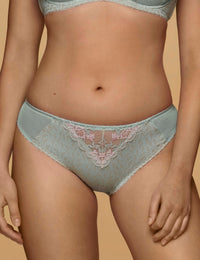 Pistacia Klassieke slip
Klassieke slip, dames slip, damesondergoed, luxe klassieke slip, comfortabele klassieke slip, fijne pasvorm, elastische slip met luxe afwerking, zachte onderbroek, sexy ondergoed, katoen kruisje, kant details, dames slip met optimale bewegingsvrijheid, slip voor dames in de maat S, M, L, XL, 2XL, 3XL, online kopen, Beata lingerie, vrouwelijke slip, Europese merken, exclusieve lingerie, luxe lingerie, uniek, stijlvol, tijdloos, groen
