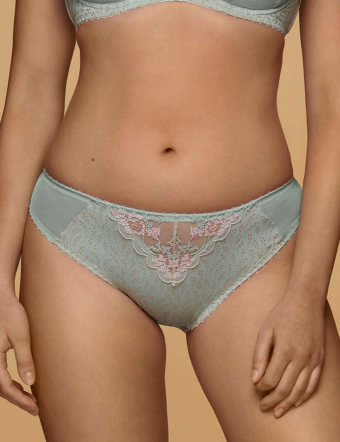 Pistacia Klassieke slip
Klassieke slip, dames slip, damesondergoed, luxe klassieke slip, comfortabele klassieke slip, fijne pasvorm, elastische slip met luxe afwerking, zachte onderbroek, sexy ondergoed, katoen kruisje, kant details, dames slip met optimale bewegingsvrijheid, slip voor dames in de maat S, M, L, XL, 2XL, 3XL, online kopen, Beata lingerie, vrouwelijke slip, Europese merken, exclusieve lingerie, luxe lingerie, uniek, stijlvol, tijdloos, groen
