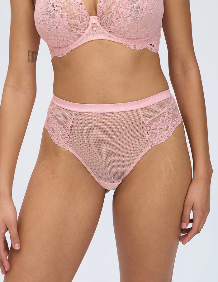 Powder whisper roze hoge string

String, hoge string, dames string, damesondergoed, luxe string, comfortabele string, fijne pasvorm, elastische string met luxe afwerking, zachte onderbroek, sexy ondergoed, katoen kruisje, kant details, dames string met optimale bewegingsvrijheid, string voor dames in de maat S, M, L, XL, 2XL, 3XL, online kopen, Beata lingerie, vrouwelijke string, Europese merken, exclusieve lingerie, luxe lingerie, uniek, stijlvol, tijdloos, roze
