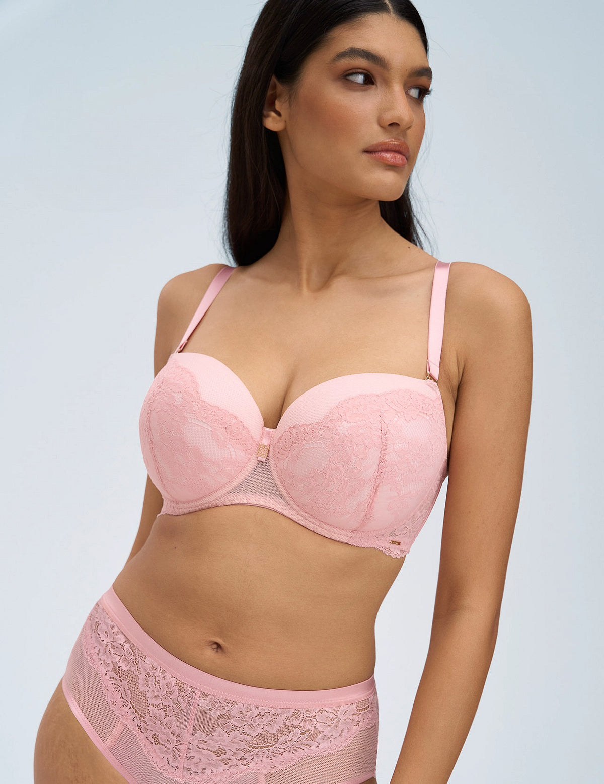 Powder whisper roze Voorgevormde bh

Padded bh met zachte padding, bh met gladde vorm, cups bedekt met kant, zachte foam vulling, perfecte pasvorm, comfortabel, padded cups voor ronde buste, grote cupmaten, goede ondersteuning, vrouwelijke look, luxe bh online kopen, Beata lingerie, luxe lingerie, exclusieve lingerie, verstelbare bandjes, uniek, stijlvol, tijdloos, roze
