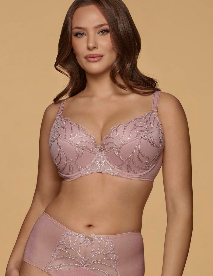 Push-up bh K40
Push-up bh, bh met opvulling, voller decolleté, bh met push-up pads, online push-up bh kopen, push-up bh met geïntegreerde kussentjes, sexy bh die decolleté accentueert, push-up bh voor kleine en middelgrote borsten, bh die de buste lift en centreert, verleidelijke look, volume gevend met diepe uitsnijding, comfortabel push-up bh, exclusieve lingerie, luxe lingerie, exclusieve push-up bh met beugel, Beata lingerie, Europese merken, uniek, stijlvol, tijdloos, roze
