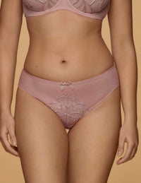 Quinn Klassieke slip
Klassieke slip, dames slip, damesondergoed, luxe klassieke slip, comfortabele klassieke slip, fijne pasvorm, elastische slip met luxe afwerking, zachte onderbroek, sexy ondergoed, katoen kruisje, kant details, dames slip met optimale bewegingsvrijheid, slip voor dames in de maat S, M, L, XL, 2XL, 3XL, online kopen, Beata lingerie, vrouwelijke slip, Europese merken, exclusieve lingerie, luxe lingerie, uniek, stijlvol, tijdloos, roze
