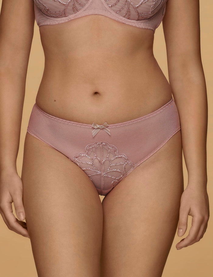 Quinn Klassieke slip
Klassieke slip, dames slip, damesondergoed, luxe klassieke slip, comfortabele klassieke slip, fijne pasvorm, elastische slip met luxe afwerking, zachte onderbroek, sexy ondergoed, katoen kruisje, kant details, dames slip met optimale bewegingsvrijheid, slip voor dames in de maat S, M, L, XL, 2XL, 3XL, online kopen, Beata lingerie, vrouwelijke slip, Europese merken, exclusieve lingerie, luxe lingerie, uniek, stijlvol, tijdloos, roze
