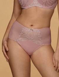 Quinn Maxi slip
Hoge slip, hoge tailleslip, grote maten, corrigerende slip, dames slip, damesondergoed, fijne pasvorm, katoen kruisje, kant details, online kopen, vrouwelijke slip, Europese merken, elastische slip met luxe afwerking, zachte ondersteuning, elegante afwerking, Beata lingerie, luxe lingerie online, uniek, stijlvol, tijdloos, roze
