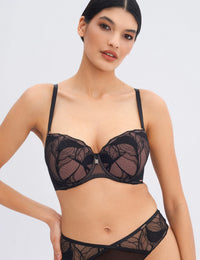Rich enough zwart 01 Push-up bh

Push-up bh, bh met opvulling, voller decolleté, bh met push-up pads, online push-up bh kopen, push-up bh met geïntegreerde kussentjes, sexy bh die decolleté accentueert, push-up bh voor kleine en middelgrote borsten, bh die de buste lift en centreert, verleidelijke look, volume gevend met diepe uitsnijding, comfortabel push-up bh, exclusieve lingerie, luxe lingerie, exclusieve push-up bh met beugel, Beata lingerie, Europese merken, uniek, stijlvol, tijdloos, zwart
