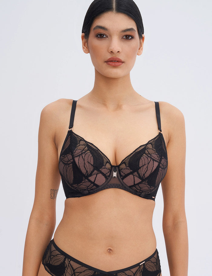 Rich enough zwart Push-up bh

Push-up bh, bh met opvulling, voller decolleté, bh met push-up pads, online push-up bh kopen, push-up bh met geïntegreerde kussentjes, sexy bh die decolleté accentueert, push-up bh voor kleine en middelgrote borsten, bh die de buste lift en centreert, verleidelijke look, volume gevend met diepe uitsnijding, comfortabel push-up bh, exclusieve lingerie, luxe lingerie, exclusieve push-up bh met beugel, Beata lingerie, Europese merken, uniek, stijlvol, tijdloos, zwart
