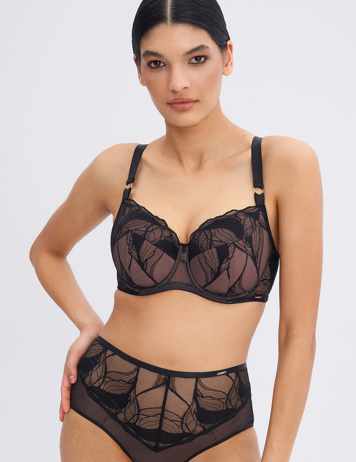 Rich enough zwart Semi-soft bh

Semi-soft bh, deels voorgevormde cups, online kopen, ondercup licht verstevigd, half verstevigd onderste deel, subtiele ondersteuning, beugel, modellerend effect, mix van comfort en ondersteuning, exclusieve lingerie, luxe lingerie, kanten bh, goede pasvorm, grote cupmaten, Beata lingerie, Europese merken, uniek, stijlvol, tijdloos, zwart
