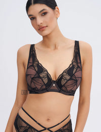 Rich enough zwart Soft bralette 

Soft bralette, zachte bh, zonder vulling, lichte bh, longline, niet voorgevormde cups, zonder beugel, beugel bh, niet gevulde bh, natuurlijk silhouet, zachte ondersteuning, comfortabele pasvorm, luxe lingerie, exclusieve lingerie, Europese merken, online bralette kopen, kanten bh, grote cupmaten, Beata lingerie, uniek, stijlvol, tijdloos, zwart
