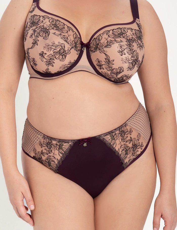 Silvia B400 Klassieke slip

Klassieke slip, dames slip, damesondergoed, luxe klassieke slip, comfortabele klassieke slip, fijne pasvorm, elastische slip met luxe afwerking, zachte onderbroek, sexy ondergoed, katoen kruisje, kant details, dames slip met optimale bewegingsvrijheid, slip voor dames in de maat S, M, L, XL, 2XL, 3XL, online kopen, Beata lingerie, vrouwelijke slip, Europese merken, exclusieve lingerie, luxe lingerie, uniek, stijlvol, tijdloos, paars
